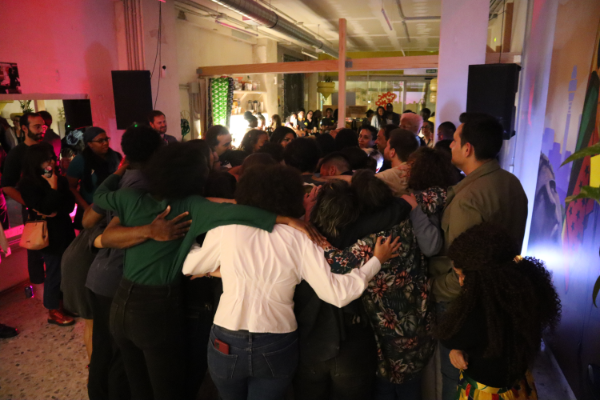 Abrazo en espacio afro